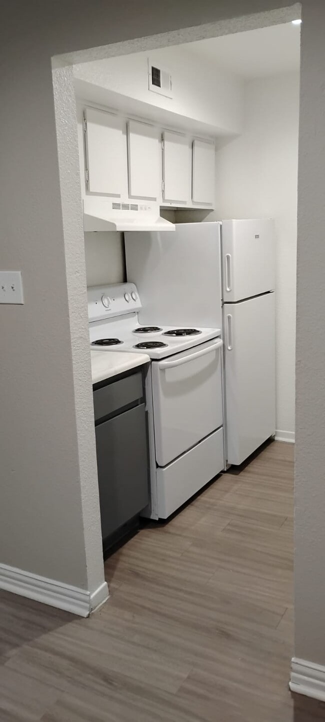 Building Photo - 8601 Broadway