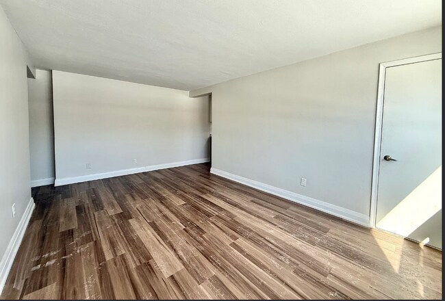 Photo du bâtiment - UPDATED 2BD APARTMENT ON LORNE AVE