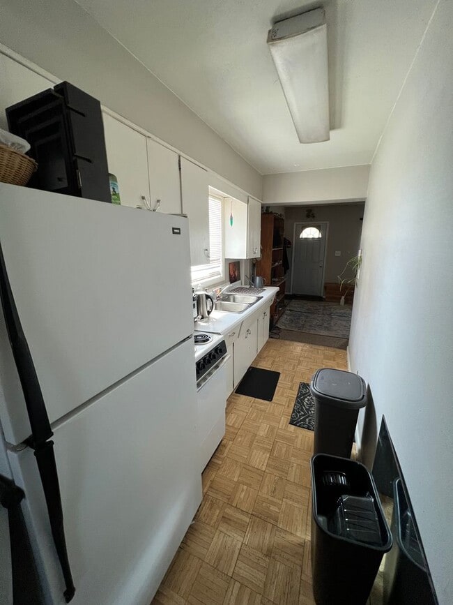 Foto del edificio - AVAILABLE SEPTEMBER - 1 BED 1 BATH