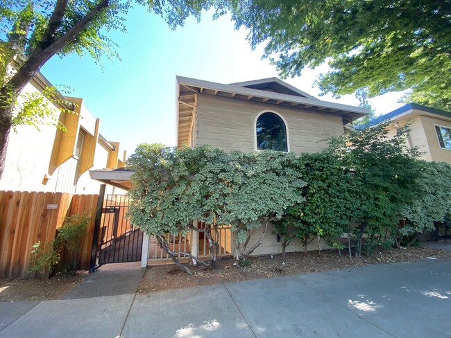 Building Photo - Updated Midtown 2 Bedroom Townhouse in Gat...