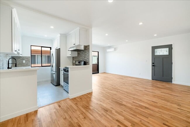 Building Photo - 652 Hayworth Ave