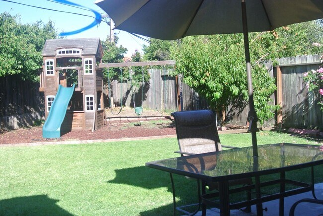 Foto del edificio - 5022 Brett Ct