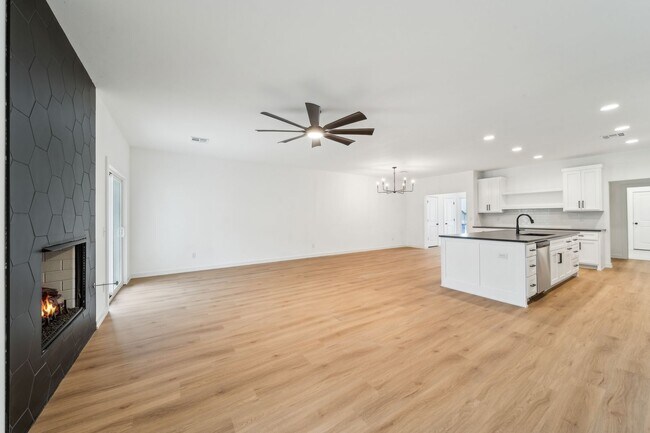 Foto del edificio - Spacious Home Minutes from Aspen Creek Elementary & Elam Park!