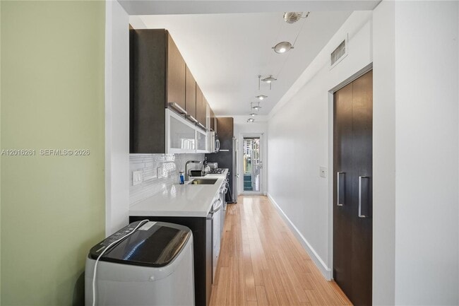 Foto del edificio - 7207 Bay Dr