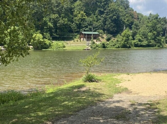 Building Photo - Charming 3 bedroom cabin in gated community