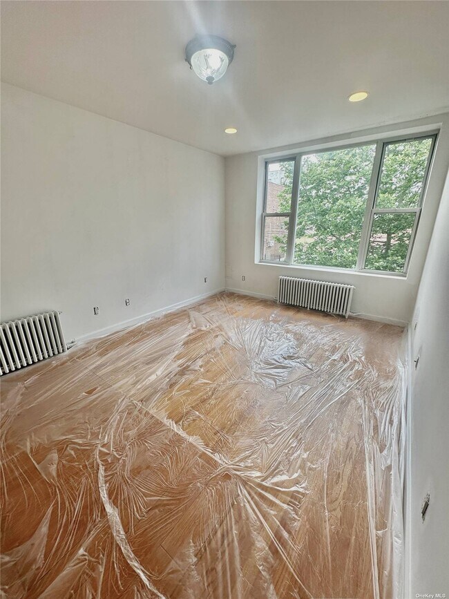 Building Photo - 25-31-31 45th St