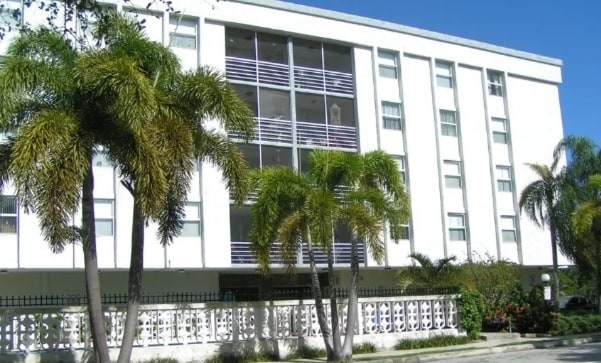 Front of Building - 2425 NE 135th St