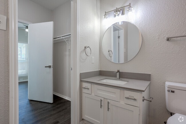 1BR, 1BA - 693SF - Bathroom/Closet - The Retreat at Faulkner Point