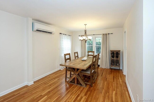 Foto del edificio - 242 Clinton Rd