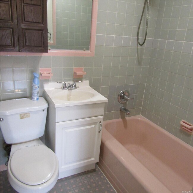 Foto del edificio - 82-14 233rd St