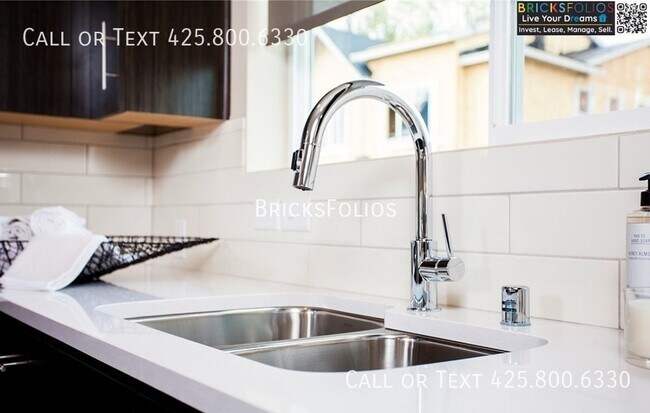Building Photo - STYLISH TOWNHOME FOR RENT IN RENTON!
