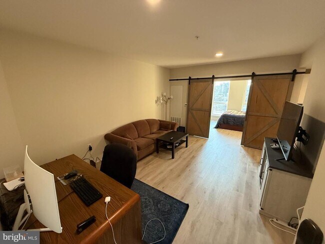 Building Photo - 1805 N Howard St