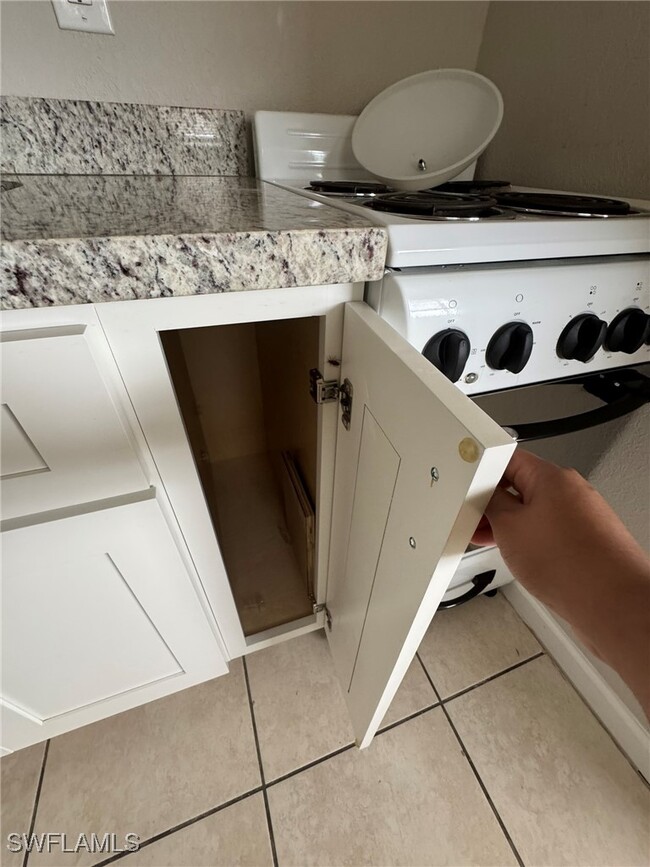 Foto del edificio - 2452 Stella St