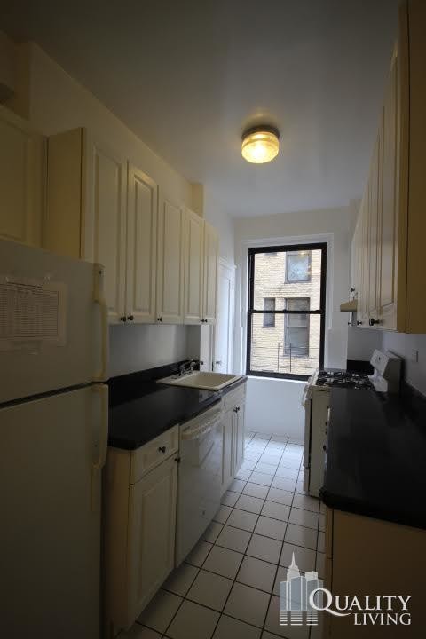 Building Photo - 225 W 106th St