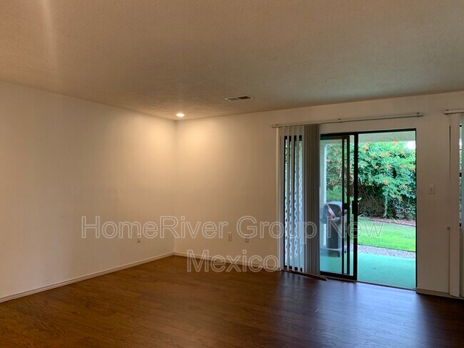 Building Photo - 807 Country Club Dr SE