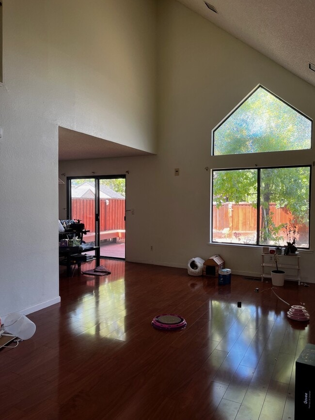 Building Photo - 574 Glenmoor Cir