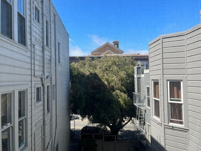 Building Photo - Centrally located 1 BR/1BA apartment home ...
