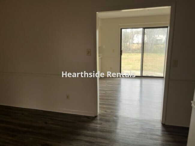 Building Photo - **3 Bedroom 2 Bath Single Family Home in D...