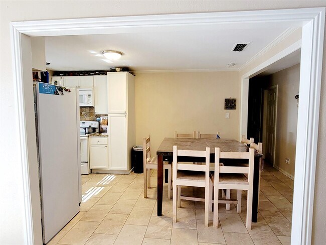 Foto del edificio - 3524 Cotillion Dr