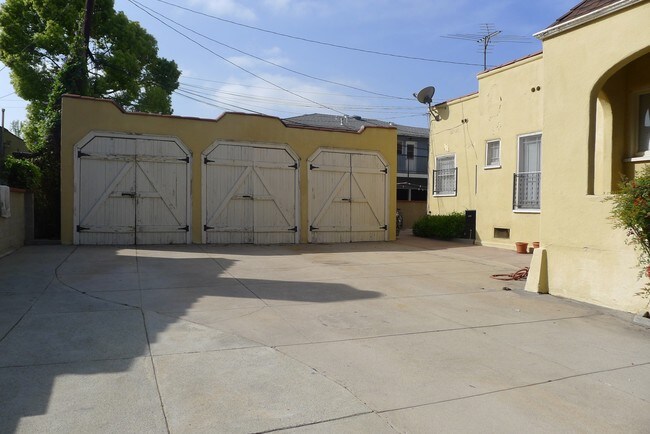 Building Photo - 122 N Huntington Dr