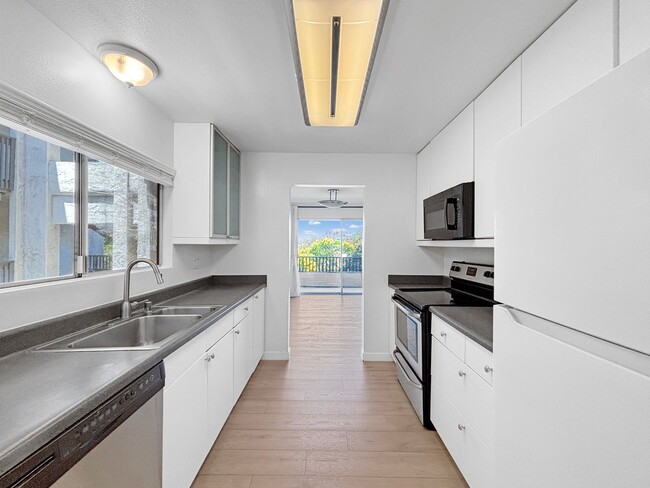 Building Photo - Charming & Spacious 2BD/2BA Condo in Bay P...