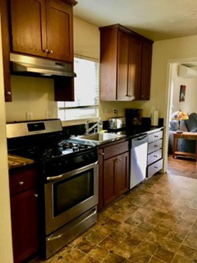 Foto del edificio - 3 Bedroom home Coming soon in Brentwood ne...