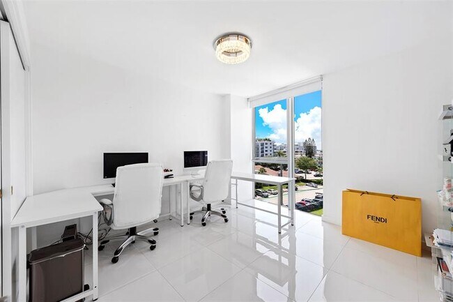 Foto del edificio - 9901 E Bay Harbor Dr