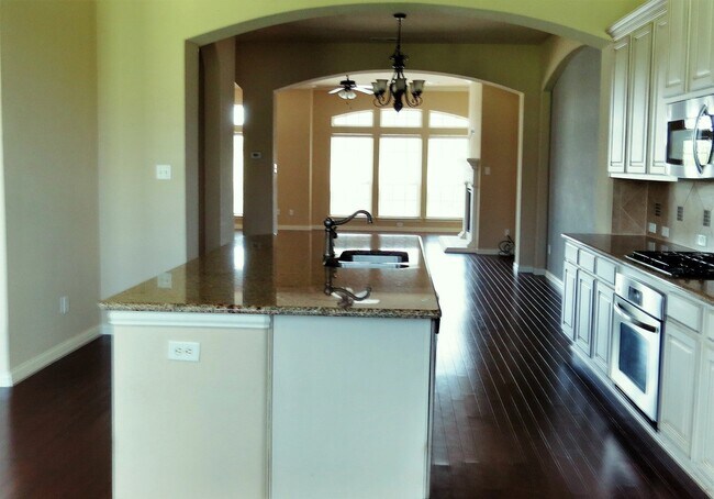 Building Photo - Luxury Town Home