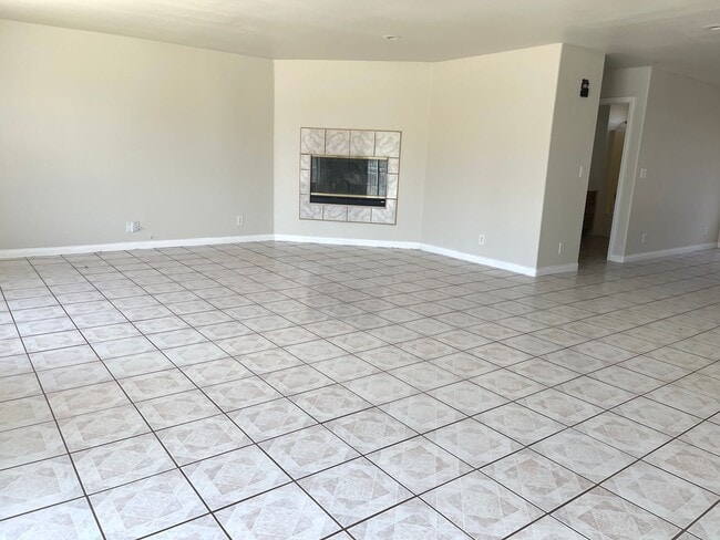 Building Photo - READY NOW! 3+2 with garage and large fenced backyard