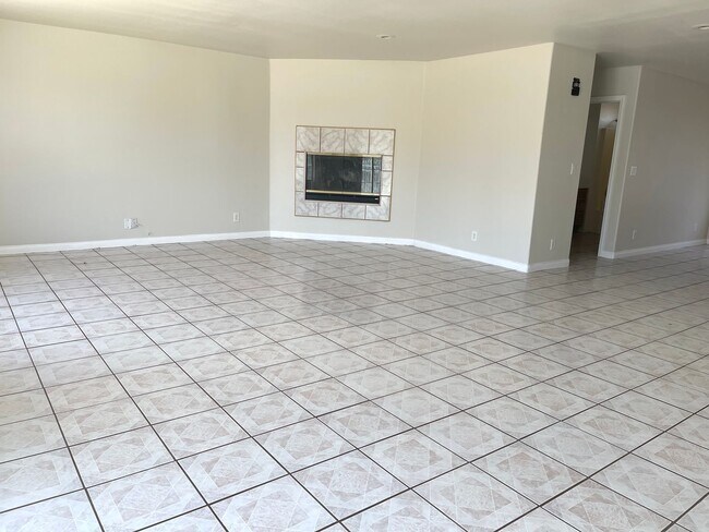 Foto del edificio - READY NOW! 3+2 with garage and large fenced backyard