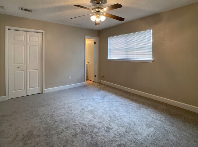 Foto del edificio - 704 E Fairfield Dr