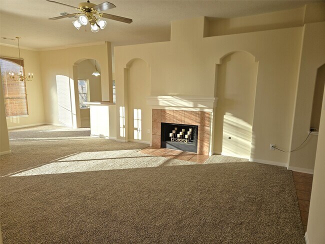 Building Photo - 2121 Crimson Lake Ln