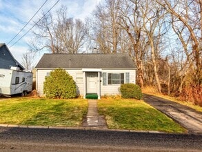 Building Photo - 824 Childs Ave