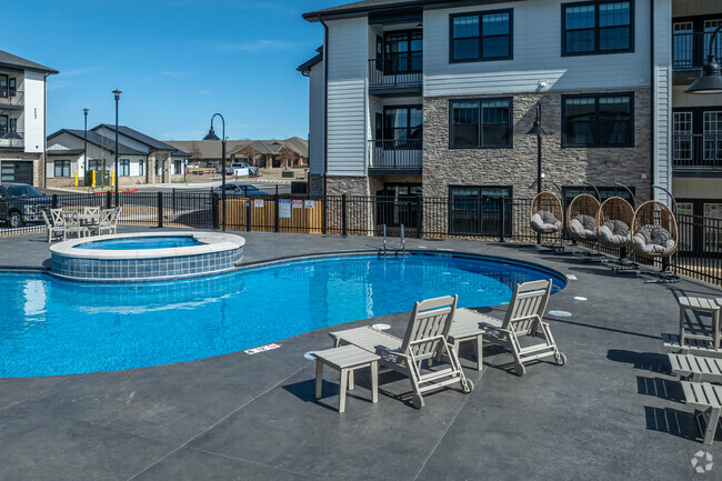 Piscina y jacuzzi - The Bend on Promenade Apartments