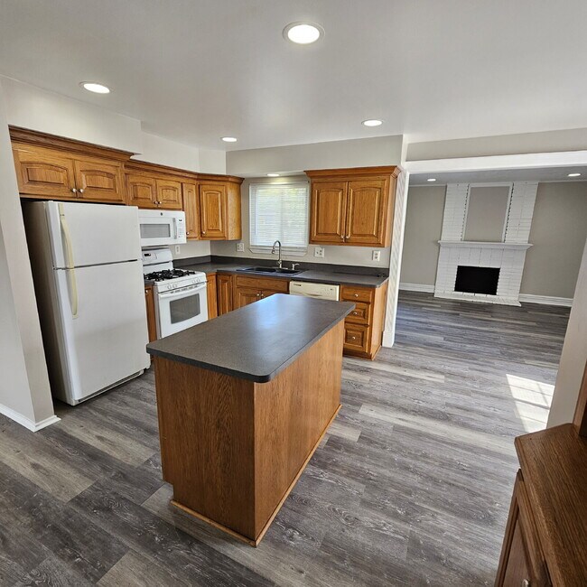 Foto del edificio - Updated 2 Bedroom Ranch with Open Living Room that Flows Through Kitchen, Dining Area to Great Ro...