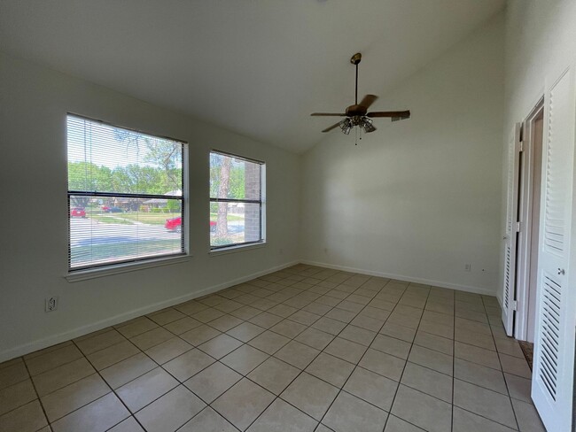 Building Photo - 210 E Denton Dr