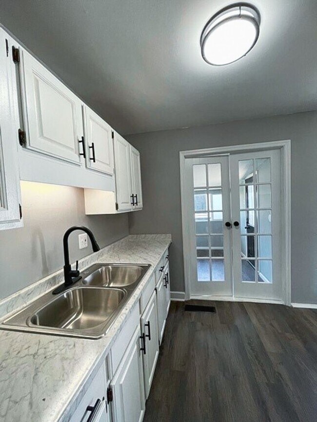 Foto del edificio - Updated 3BR Home with Detached Garage in Whitehall