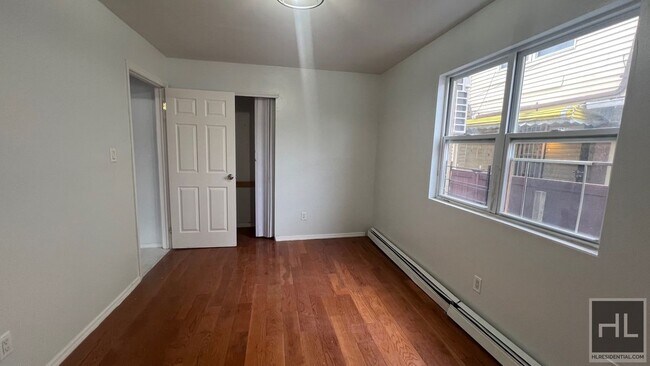 Foto del edificio - FRESHLY RENOVATED VERY LARGE AND SPACIOUS ...