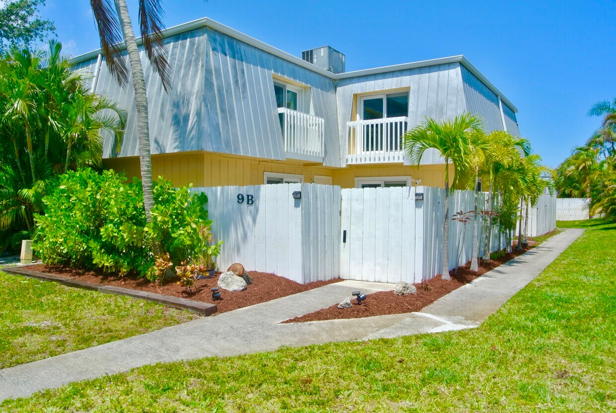 Foto principal - 141 E Riverside Dr