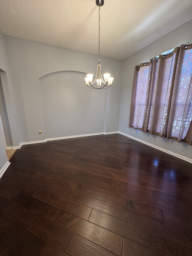 Building Photo - 4 bedroom 2 bath home with large fenced in...
