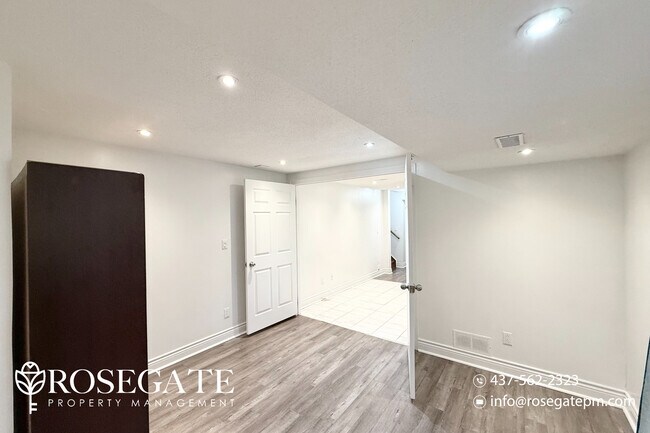 Photo du bâtiment - Cozy 2-Bedroom Basement Unit in Scarboroug...