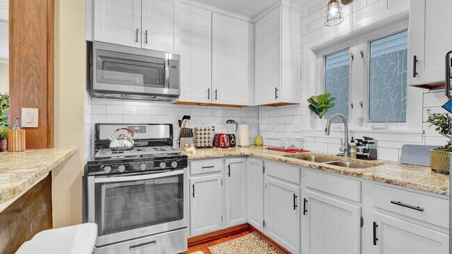 Cocina con electrodomésticos - 15 Averill Ave