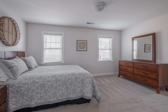 Foto del edificio - Three Bedroom Townhouse with First Floor P...