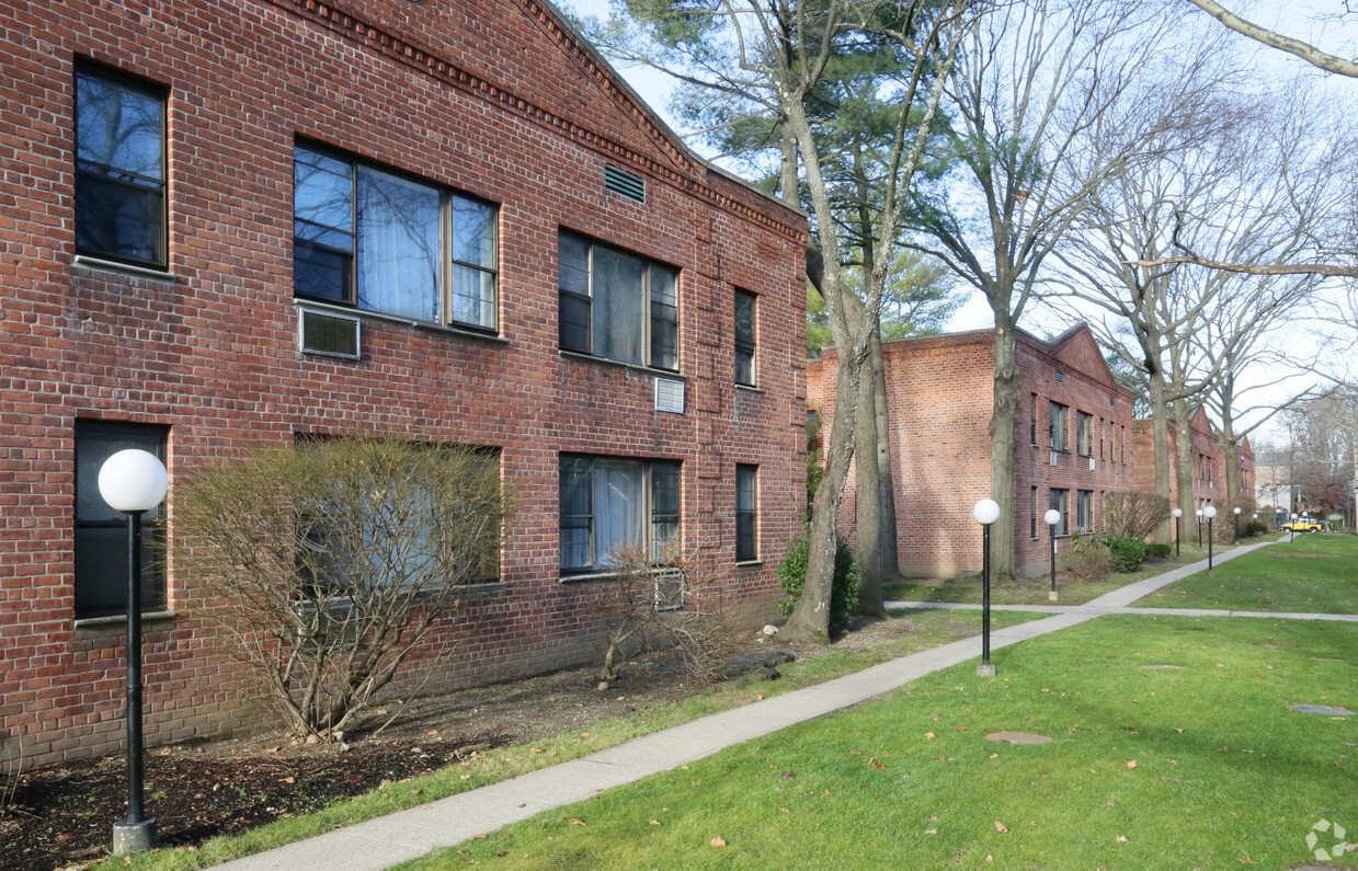 Building Photo - Flowerhill Garden Apartments