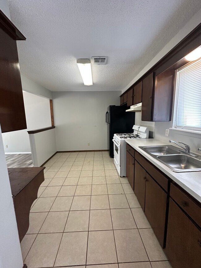 Foto del edificio - 3 Bed 1 Bath Brick Home with 1 Car Garage