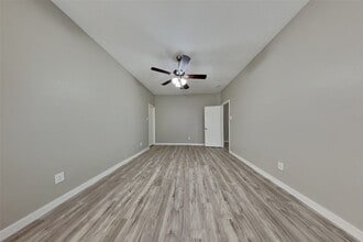 Building Photo - 10207 Horseshoe Bend Dr