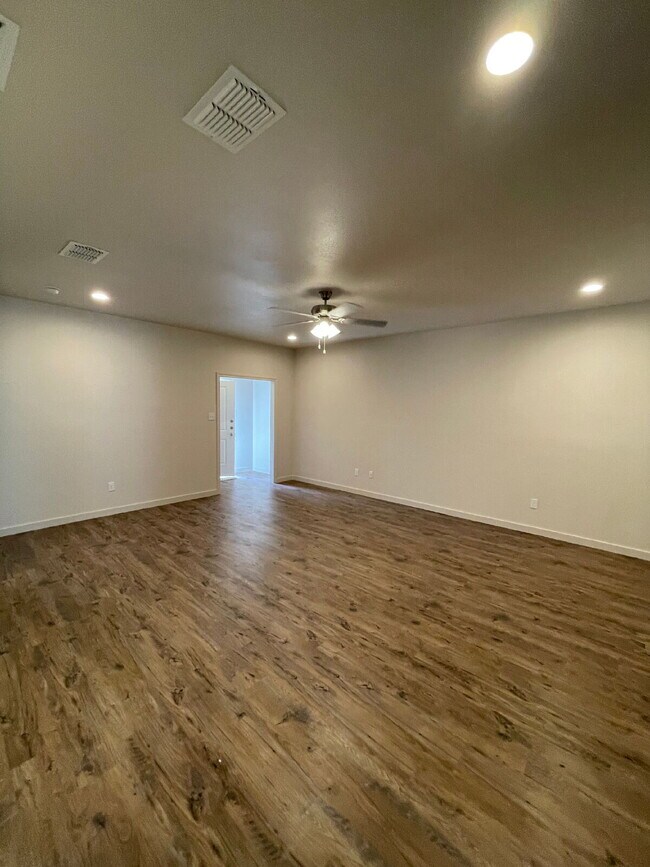 Foto del edificio - Beautiful New Townhome Located South of To...
