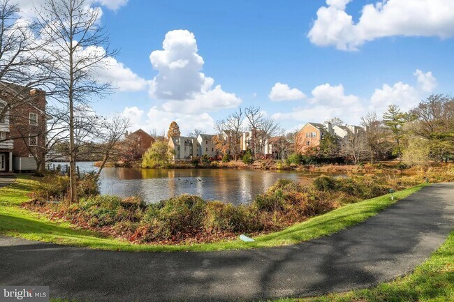 Foto del edificio - 7594 Lakeside Village Dr