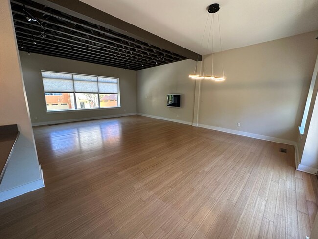 Building Photo - Vertical Loft