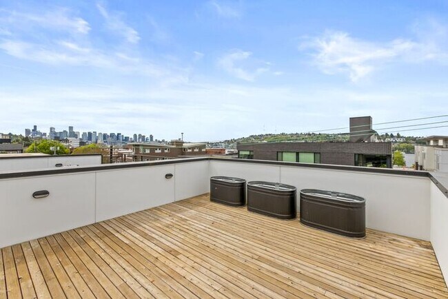 Foto del edificio - ULTRA-MODERN Townhome w/AC and Views in the Heart of Eastlake!